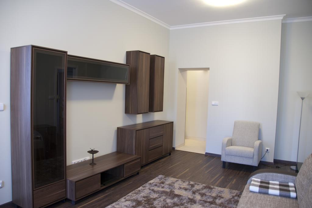 Apartman U Kolonady كارلوفي فاري الغرفة الصورة