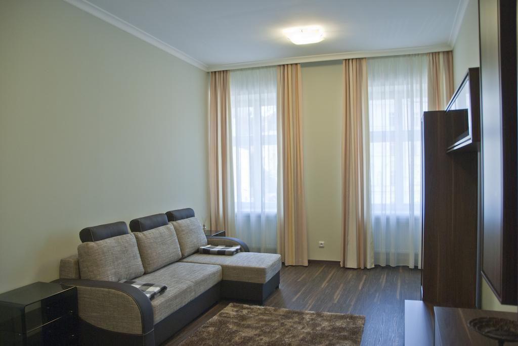 Apartman U Kolonady كارلوفي فاري الغرفة الصورة